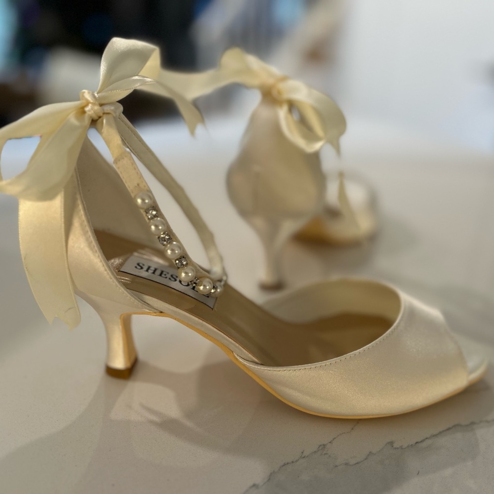 NEVER WORN: Ivory satin peep toe bridal shoe — Size 7
